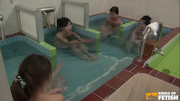 HD Japanese babes take a shower and get fingered by a pervert guy-drevklip