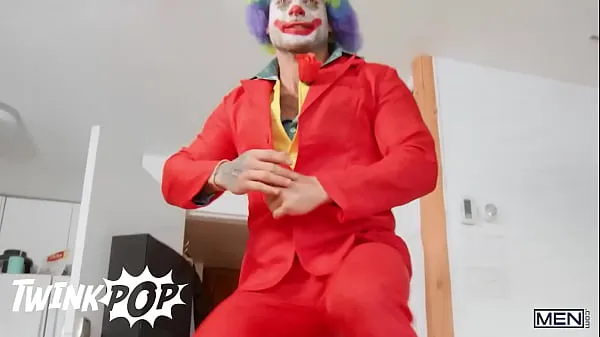 HD Уильям Сид появляется на холостяцкой вечеринке Брента Норта в образе клоуна, но оказывается, что он лучший стриптизер - Twink Popдисковые клипы