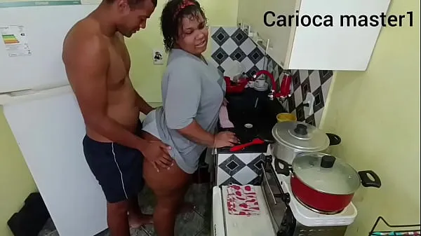 Klipy z jednotky HD Husband arrives for lunch and fucks wife while she cooks