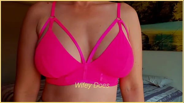 مقاطع محرك الأقراص عالية الدقة MILF hot lingerie. Big tits in hot pink bra