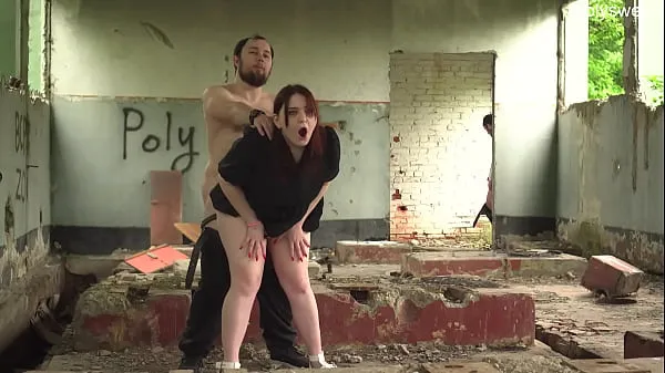 HD Bull cums in cuckold wife on an abandoned building schijfclips