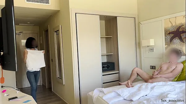 HD PUBLIC DICK FLASH. I pull out my dick in front of a hotel maid and she agreed to jerk me off Klip pemacu