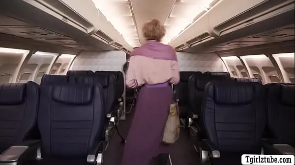 Posnetki pogona HD TS flight attendant threesome sex with her passengers in plane