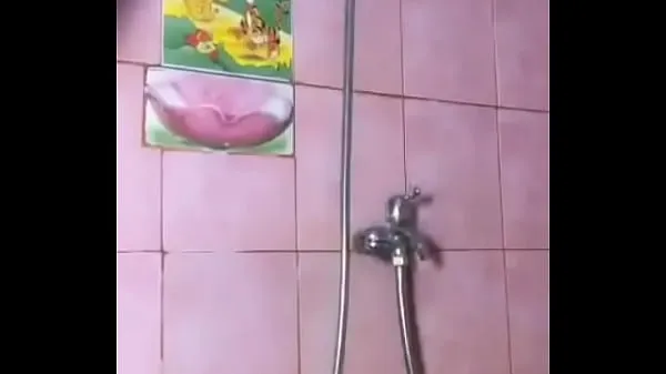 Klipy z jednotky HD Pinkie takes a bath