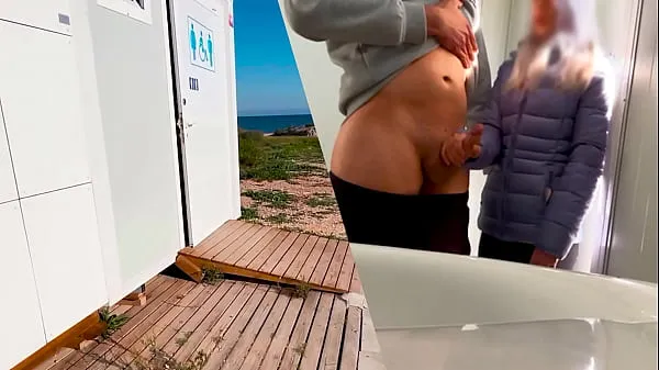 Klip berkendara I surprise a girl who catches me jerking off in a public bathroom on the beach and helps me finish cumming HD