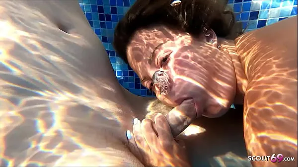Un vacancier se fait baiser dans la piscine avec une étrange jeune femme en vacances