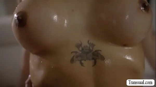 HD Ladyboy Eva Maxim fucks lotion seller schijfclips