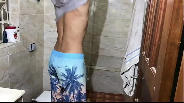高清Spying on a young man taking a shower, I couldn't resist and gave him a nice pussy驱动器剪辑
