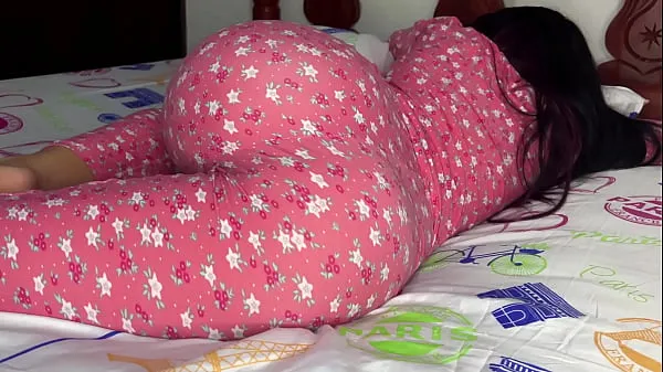 HD I can't stop watching my Stepdaughter's Ass in Pajamas - My Perverted Stepfather Wants to Fuck me in the Ass-stasjonsklipp