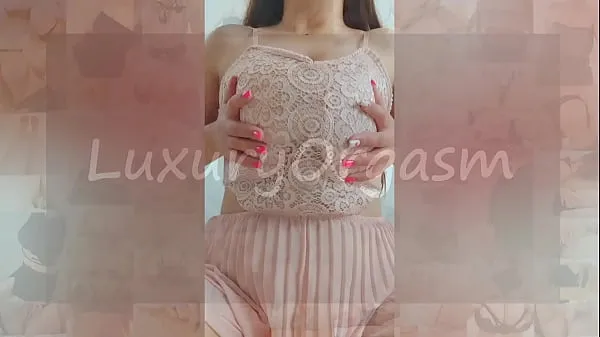 HD Pretty girl in pink dress and brown hair plays with her big tits - LuxuryOrgasm Klip pemacu