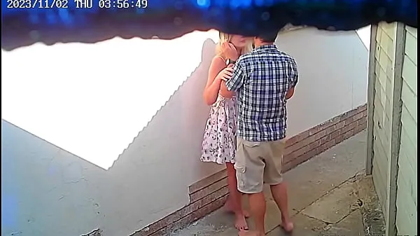 公共のレストランの外でカップルがセックスしているところを監視カメラが捉えた