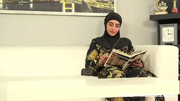 HD Милая женщина в хиджабе примерила член продавца вместо новой одеждыдисковые клипы