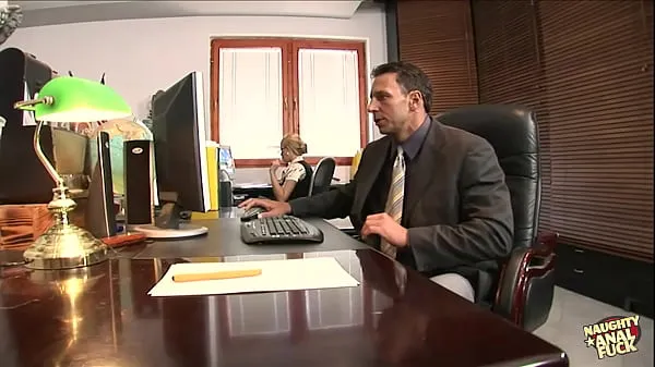 HD Обнаружение блондинки-секретарши, занимающейся самостимуляцией после рабочего времени, завершается откровенным анальным сексом на рабочем местедисковые клипы